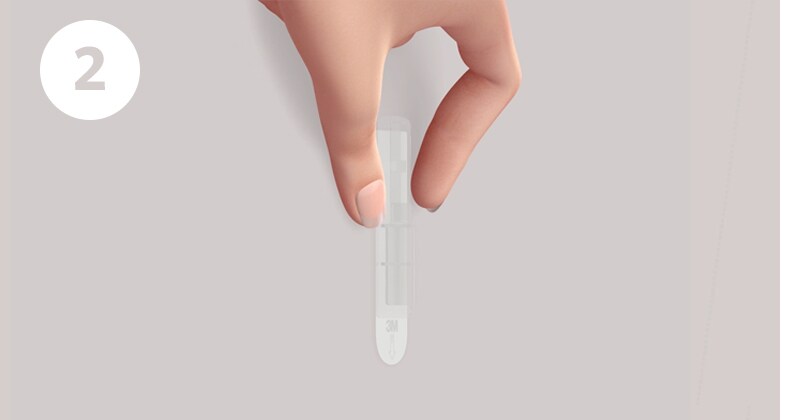 코맨드 훅 떼어내기 2단계: 훅 또는 고정판을 잡고 있습니다
